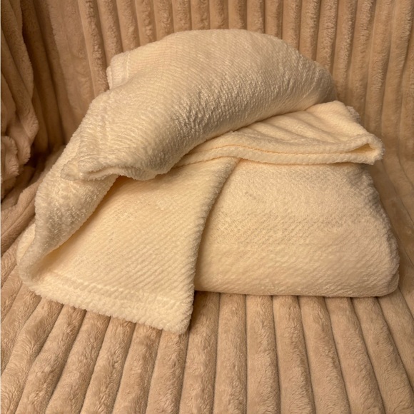 Luxurious Cream Blanket NEW - Picture 1 of 3